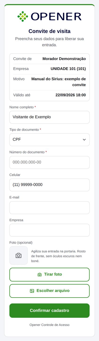 Página do convite aberta no celular do visitante, com quem convidou e o formulário de dados